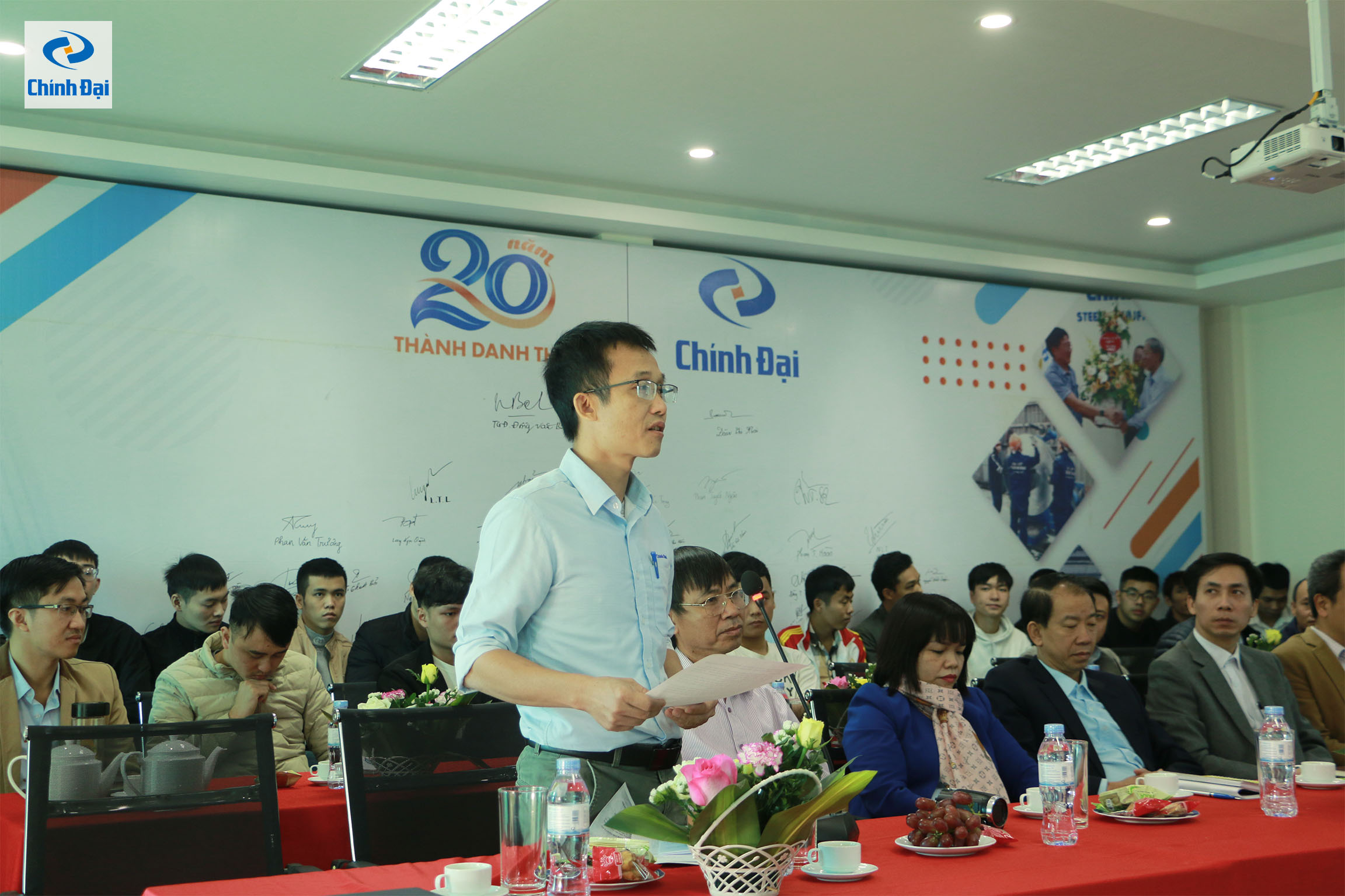 Ông Trần Văn Chi - Giám đốc nhà máy, đánh giá cao ý thức lao động và tinh thần ham học hỏi của các bạn sinh viên thực tập