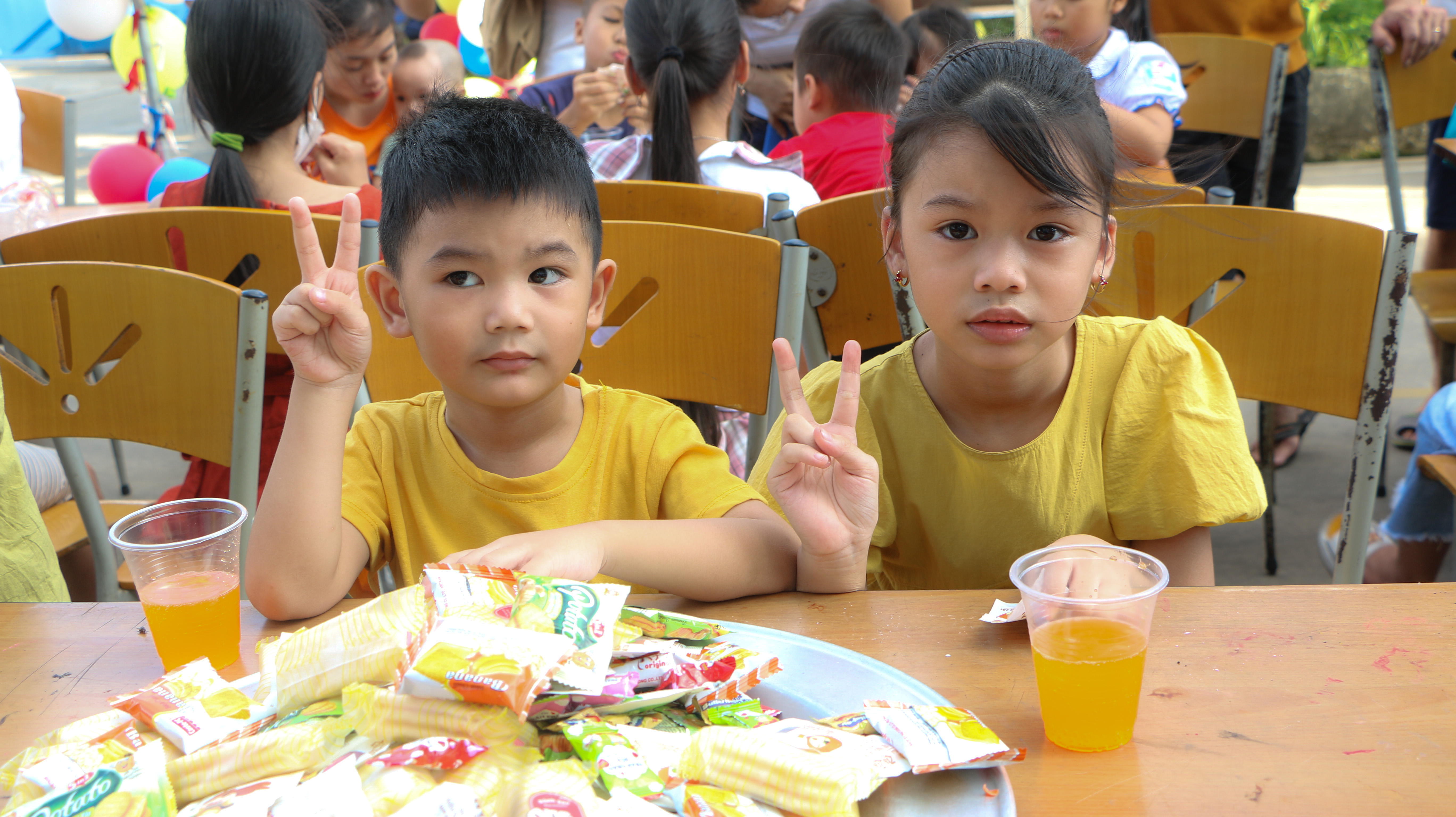 Các bé ăn bánh kẹo